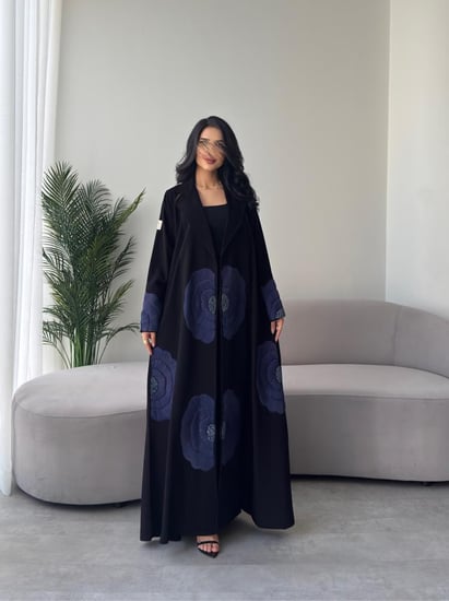 عبايه رقم 904 / القماش كريب ملكي  / القصه نص كلوش / شك يدوي