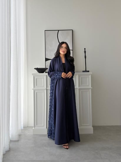 عبايه رقم 919  / القماش كريب لمار مع دانتيل وشك   / القصه نص كلوش