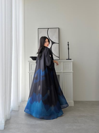 رقم العبايه 913  / القماش شيفون ناعم مع بطانه مع طرحه من نفس نوع القماش / القماش بارد يعطيك اطلاله جميله ب الصيف