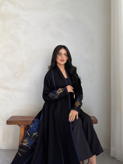 عبايه رقم 924 / القماش كريب ملكي   / البقصه نص كلوش / تل مع شك يدوي