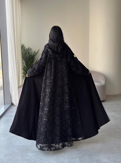 عبايه رقم 901 / القماش كريب  ملكي   / القصه نص كلوش / دانتيل علا الضهر مع شك خفيف