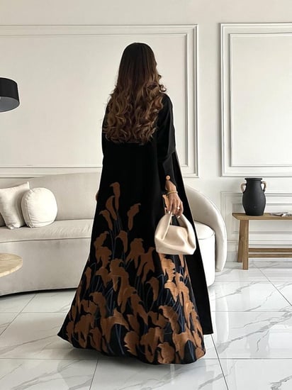 رقم العبايه 705 / القماش كريب المستقبل كوري / القصه نص كلوش / تطريز كمبيوتر