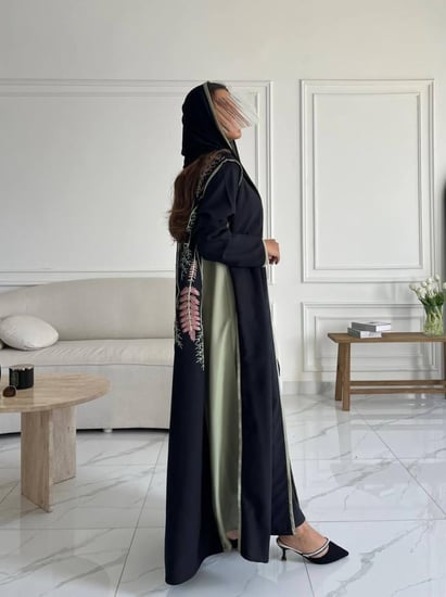 رقم العبايه 858 / القماش كريب ملكي  / القصه نص كلوش / التطريز كمبيوتر