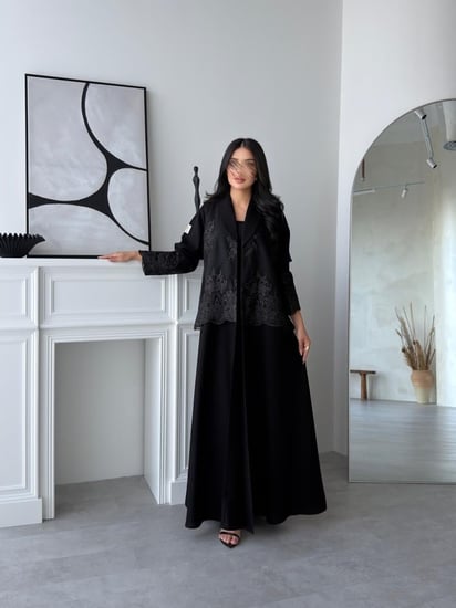 عبايه رقم 918 / القماش كريب ملكي مع دانتيل / القصه نص كلوش