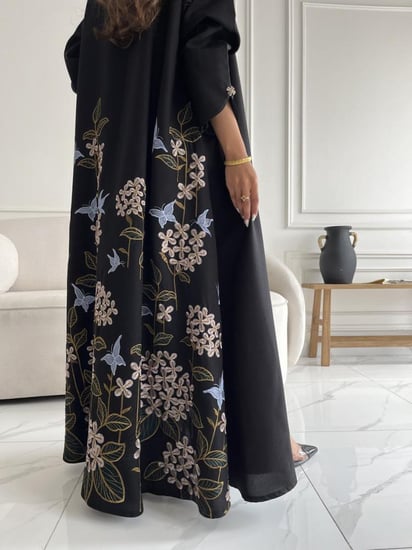 رقم العبايه 703 / القماش كريب المستقبل كوري  / القصه  نص كلوش / تطريز كمبيوتر