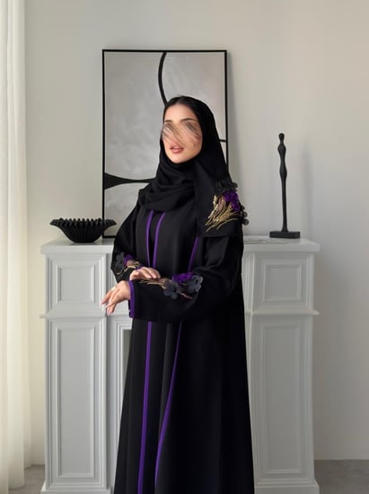 عبايه رقم 922 / القماش كريب ملكي / البقصه نص كلوش / تل مع شك يدوي