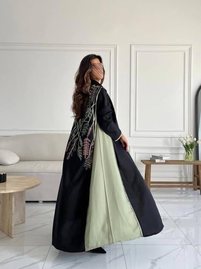 رقم العبايه 858 / القماش كريب ملكي  / القصه نص كلوش / التطريز كمبيوتر