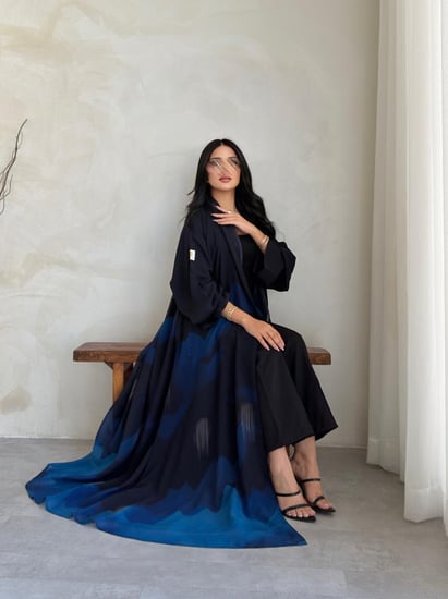 رقم العبايه 913  / القماش شيفون ناعم مع بطانه مع طرحه من نفس نوع القماش / القماش بارد يعطيك اطلاله جميله ب الصيف