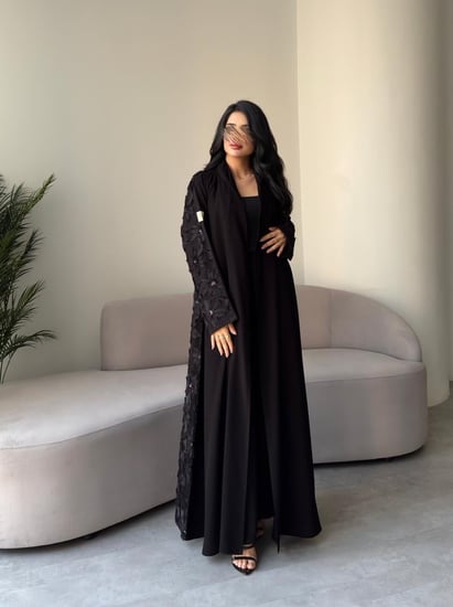 عبايه رقم 901 / القماش كريب  ملكي   / القصه نص كلوش / دانتيل علا الضهر مع شك خفيف