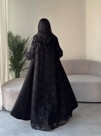 عبايه رقم 901 / القماش كريب  ملكي   / القصه نص كلوش / دانتيل علا الضهر مع شك خفيف