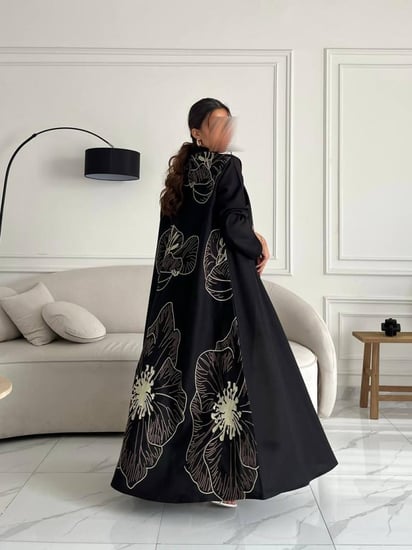 رقم العبايه 643 / القماش كريب ملكي   / القصه  نص كلوش  / التطريز كمبيوتر