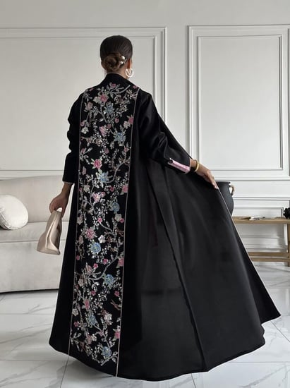 عبايه رقم 926 / القماش كريب ملكي / القصه نص كلوش / تدخيلات ملونه