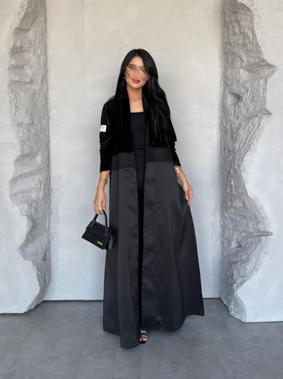 عبايه رقم 896 / القماش مخمل مكسر كع تفته استرتش روسي / القصه نص كلوش / اضافه كلفه جبير وسط العبايه