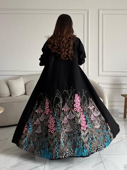 رقم العبايه 725 /  القماش ملكي     / القصه  نص كلوش / التطريز كمبيوتر