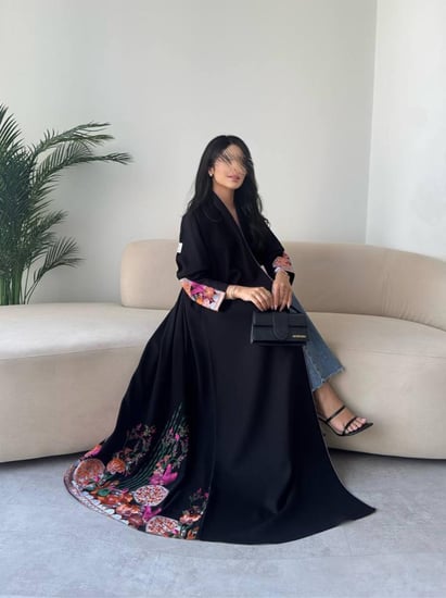 عبايه رقم 830 / القماش كريب ملكي / القصه ربع كلوش / التطريز كمبيوتر / متوفره ب تطريز اسود