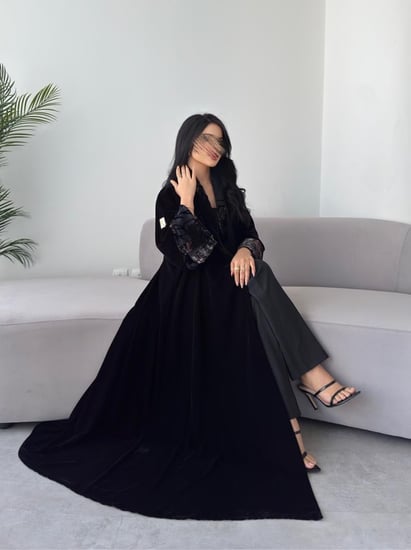 عبايه رقم 889  / القماش مخمل شتوي / القصه نص كلوش / طباعه ديجتال اسفل العبايه