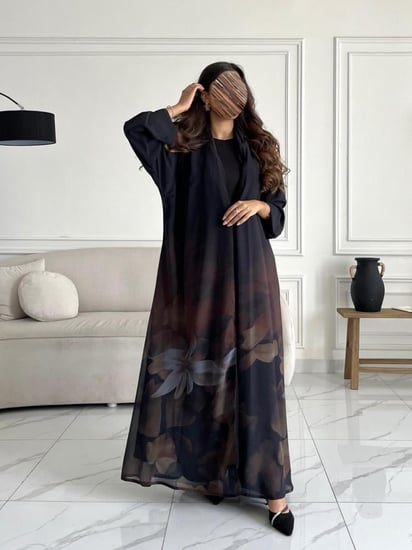 رقم العبايه  957  / القماش شيفون طباعه / القصه نص كلوش / القماش عرض 58 مقاسات 58 و60 تصير في العبايه توصيله من نفس القماش من عند الاكتاف