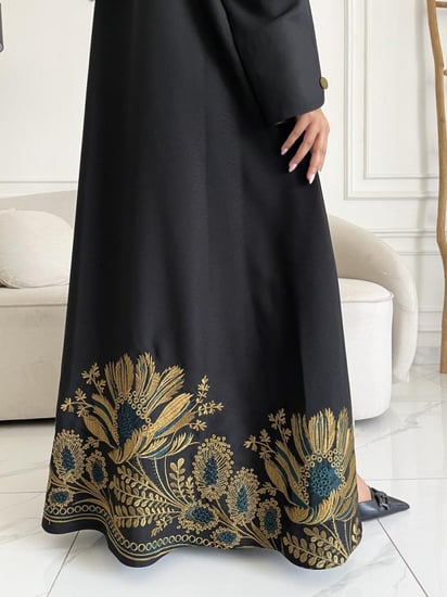 عبايه رقم 809 / القماش كريب ملكي  / القصه نص كلوش / التطريز كمبيوتر