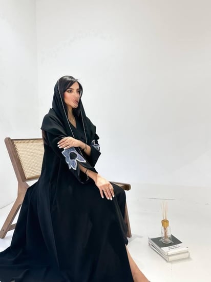 رقم العبايه 530 / القماش كريب ملكي / القصه عادي / مع شك علا الاكمام