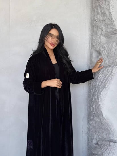 عبايه رقم 885 / القماش مخمل شتوي / القصه نص كلوش / طباعه ديجتال اسفل العبايه