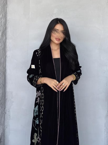 عبايه رقم 879 / القماش مخمل شتوي / القصه نص كلوش /متوفره ب تطريز اسود / التطريز كمبيوتر