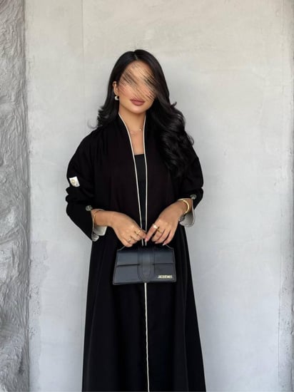 عبايه رقم 873 / القماش كريب ملكي / التطريز كمبيوتر / متوفره ب تطريز اسود /القصه نص كلوش