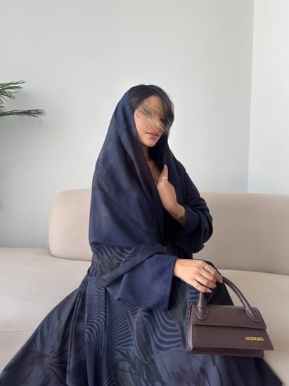 رقم العبايه 837 / القماش شيفون ناعم مع بطانه مع طرحه من نفس نوع القماش / القماش بارد يعطيك اطلاله جميله ب الصيف