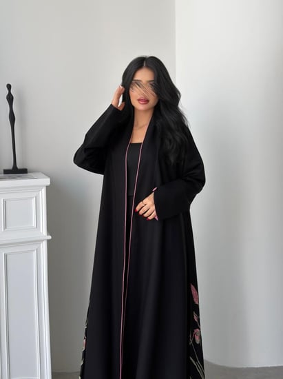 رقم العبايه 932 / القماش كريب ملكي / الفصه نص كلوش / متوفره ب تطريز اسود / التطريز كمبيوتر