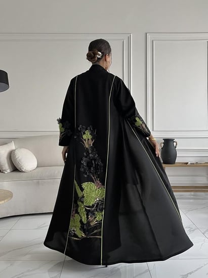 عبايه رقم 921 / القماش كريب  ملكي / البقصه نص كلوش / تل مع شك يدوي