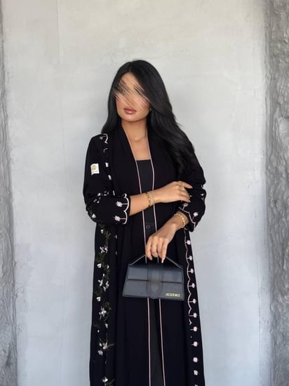 عبايه رقم 855 / القماش كريب ملكي / القصه نص كلوش  / التطريز كمبيوتر / متوفره ب تطريز اسود