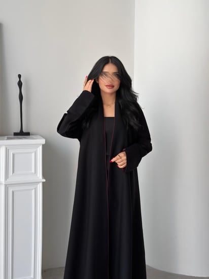 رقم العبايه 935 / القماش كريب ملكي / متوفره ب تطريز اسود / الفصه نص كلوش / التطريز كمبيوتر