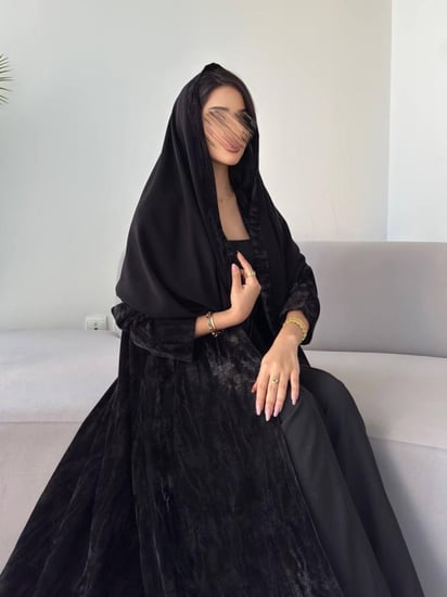 عبايه رقم 883 / القماش مخمل شتوي مبطن / القصه نص كلوش / الطباعه ديجتال