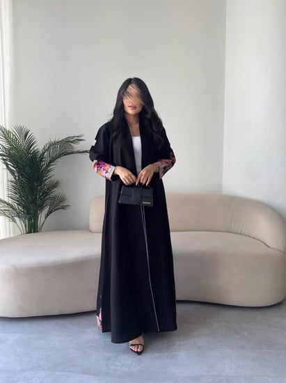 عبايه رقم 830 / القماش كريب ملكي / القصه ربع كلوش / التطريز كمبيوتر / متوفره ب تطريز اسود