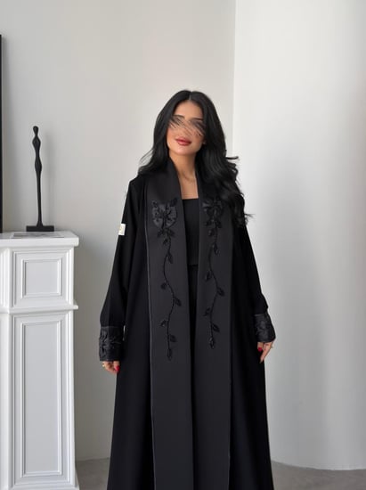 رقم العبايه 936 / القماش كريب ملكي / القصه نص كلوش / شك يدوي