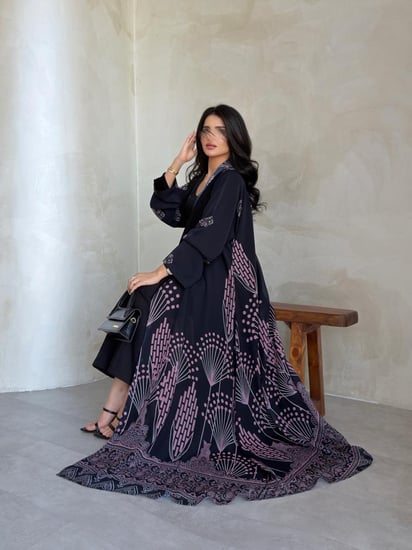 رقم العبايه 948 / القماش شيفون طباعه / القصه نص كلوش / القماش عرض 58 مقاسات 58 و60 تصير في العبايه توصيله من نفس القماش من عند الاكتاف