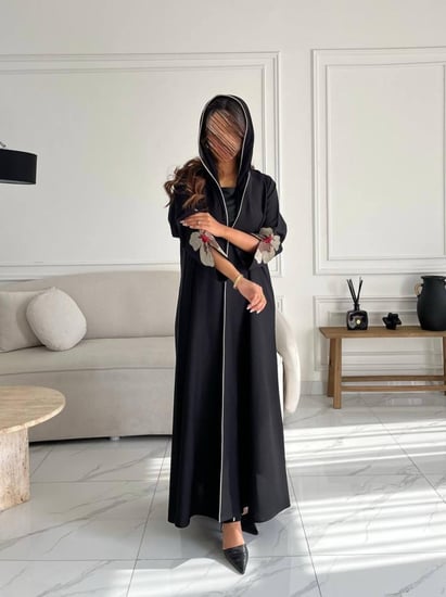 رقم العبايه 600/ القماش كريب ملكي   / القصه نص كلوش / التطريز كمبيوتر / متوفره ب تطريز اسود