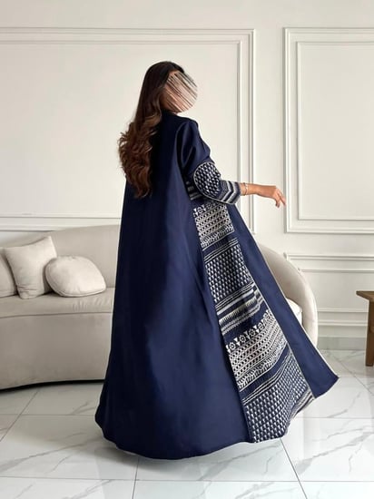رقم العبايه 733  / القماش كريب لمار / القصه نص كلوش / التطريز كمبيوتر