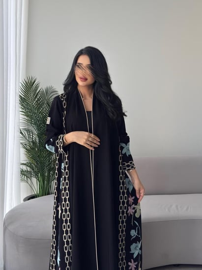 عبايه رقم 905 / القماش كريب كوبرا / التطريز كمبيوتر / متوفره ب تطريز اسود / القصه نص كلوش