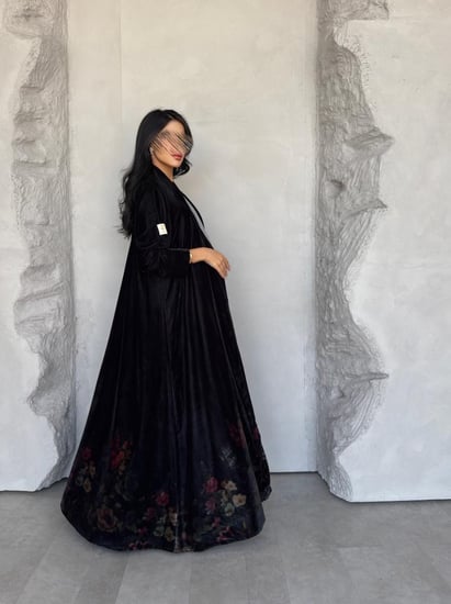 عبايه رقم 886 / القماش مخمل شتوي / القصه نص كلوش / طباعه ديجتال اسفل العبايه