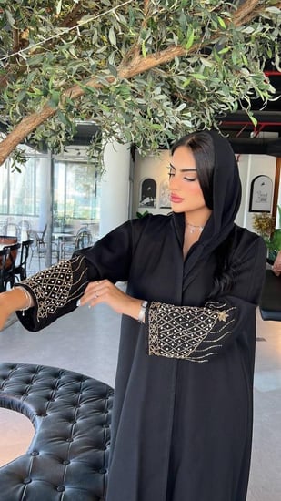 رقم العبايه 647 / القماش كريب ملكي  / القصه نص   كلوش    / شك يدوي