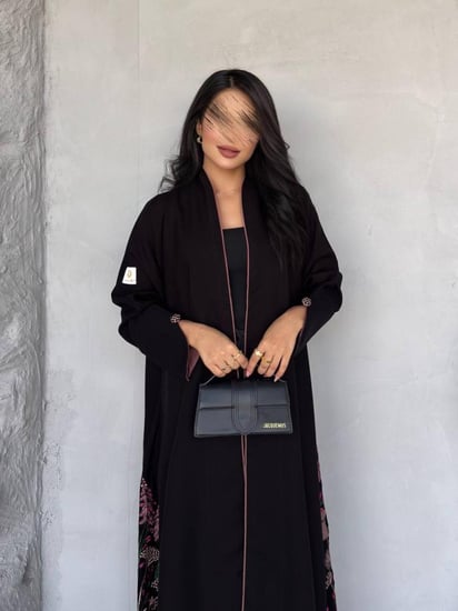 عبايه رقم 871 / القماش كريب ملكي /التطريز كمبيوتر/ متوفره ب تطريز اسود / القصه نص كلوش