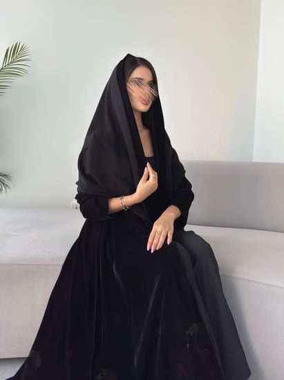 عبايه رقم 884 / القماش مخمل شتوي / القصه نص كلوش / طباعه ديجتال اسفل العبايه