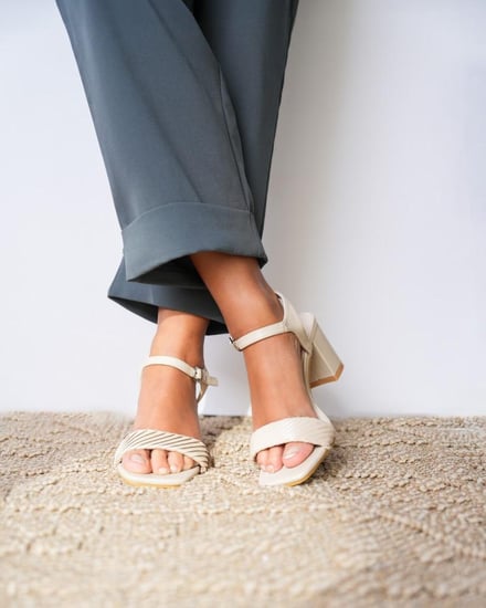 حذاء نسائي بتصميم أنيق بلون بيج