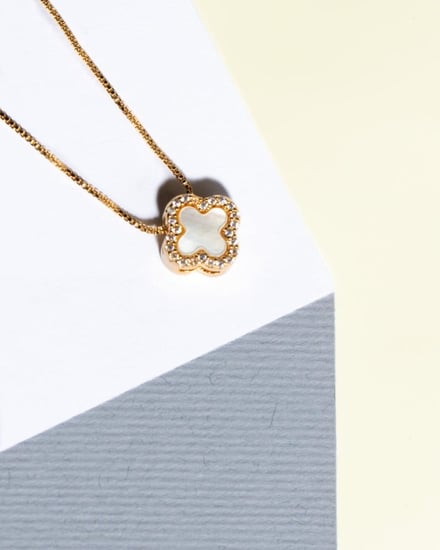 سلسال نسائي أنيق بلون ذهبي