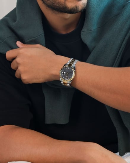 ساعة رجالية باللون الفضي والذهبي