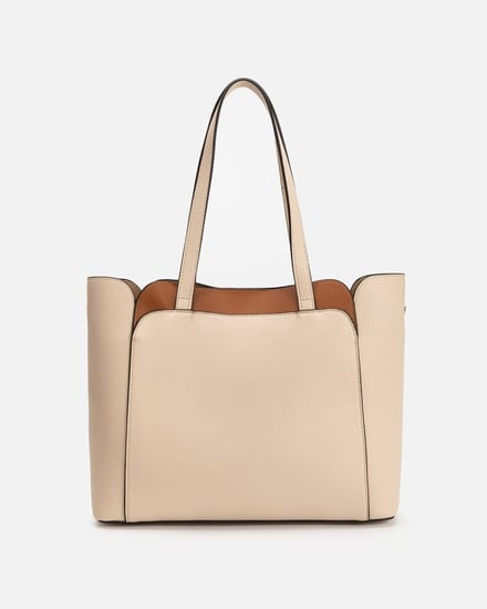 شنطة نسائية باللون الأبيض