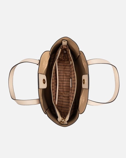 شنطة نسائية باللون الأبيض