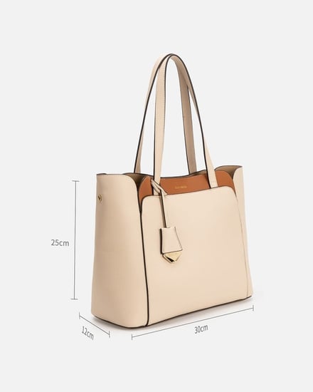 شنطة نسائية باللون الأبيض