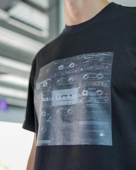 تي شيرت رجالي من القطن بلون أسود