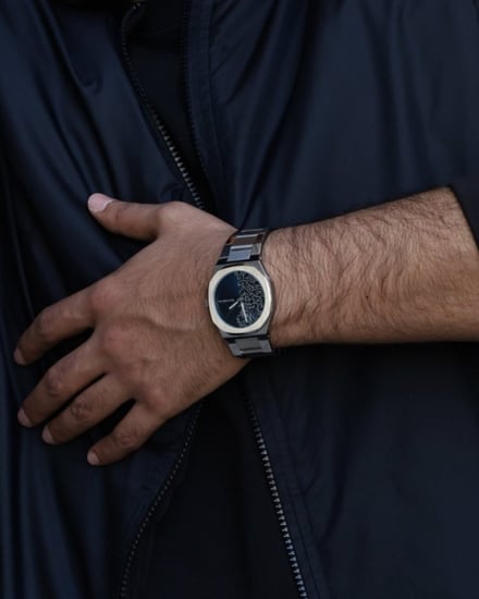 ساعة رجالية باللون الفضي